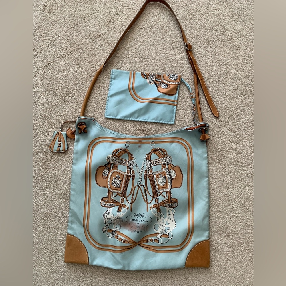 Auth HERMES Silky City MM - Light Blue Light Brown Multi
Silk Leather Square M